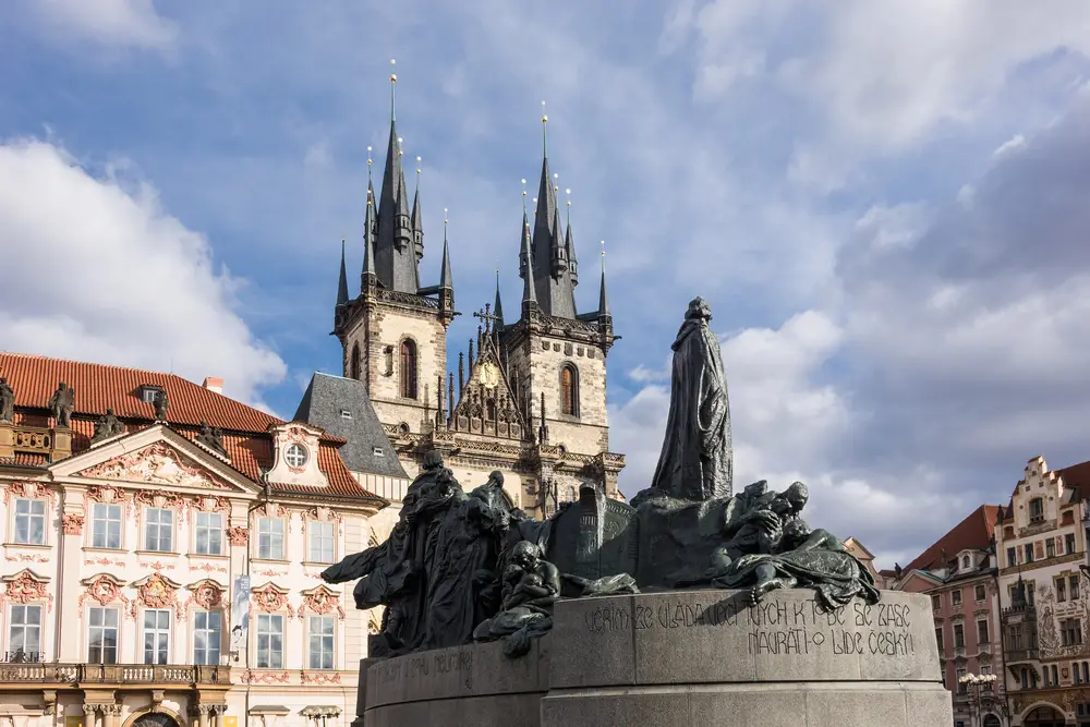 Monumento Jan Hus Piazza Città Vecchia Praga
